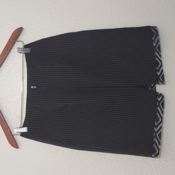 SLIGHTLY USED VICTORIA ASHLEY PIN STRIPE SKIRT WITH DESIGN ON HEM SIZE 5/6 - Picture 5 of 9